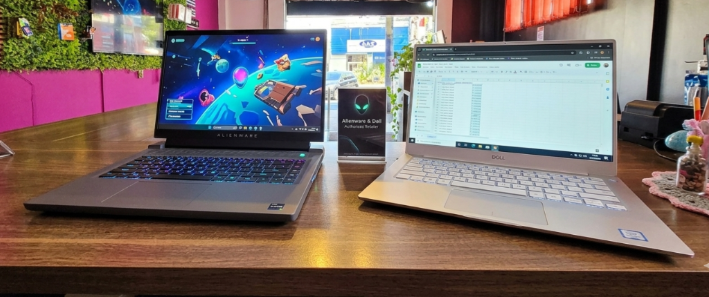 Notebook Dell e Notebook Gamer Alienware expostos lado a lado na bancada da Info Fácil